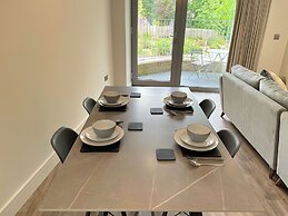 Modern and Sleek 2 Bed Apartment