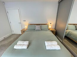 Modern and Sleek 2 Bed Apartment