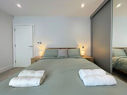Modern and Sleek 2 Bed Apartment