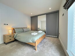 Modern and Sleek 2 Bed Apartment