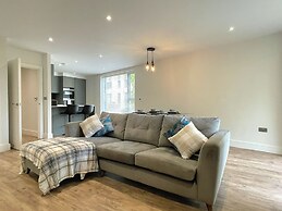 Modern and Sleek 2 Bed Apartment