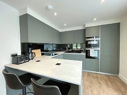 Modern and Sleek 2 Bed Apartment