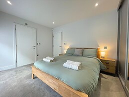 Modern and Sleek 2 Bed Apartment