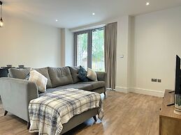 Modern and Sleek 2 Bed Apartment