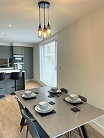 Modern and Sleek 2 Bed Apartment