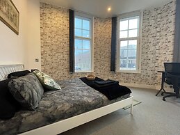 Stylish City Center 2 BR Retreat