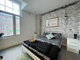 Stylish City Center 2 BR Retreat