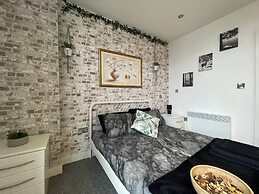 Stylish City Center 2 BR Retreat