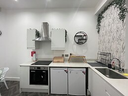 Stylish City Center 2 BR Retreat