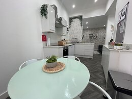 Stylish City Center 2 BR Retreat