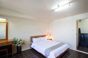 D-haus Ngamwongwan Residence