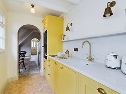 Seaside Cottage Retreat in Leigh-on-sea