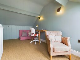Seaside Cottage Retreat in Leigh-on-sea