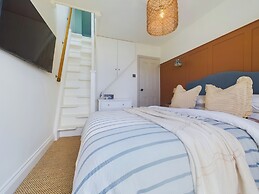 Seaside Cottage Retreat in Leigh-on-sea