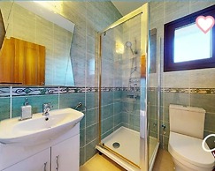 Marina Magic Sunset Villa-pool-parking-3br