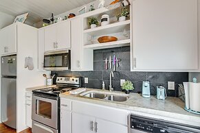 1 Mi to Dtwn: Home w/ Fenced Yard in Galveston!
