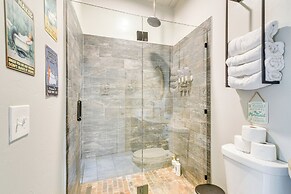 1 Mi to Dtwn: Home w/ Fenced Yard in Galveston!
