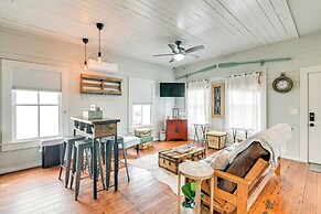 1 Mi to Dtwn: Home w/ Fenced Yard in Galveston!