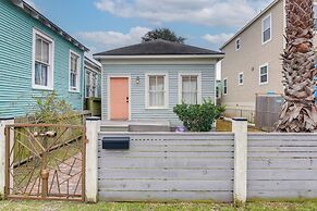 1 Mi to Dtwn: Home w/ Fenced Yard in Galveston!