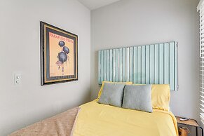 1 Mi to Dtwn: Home w/ Fenced Yard in Galveston!