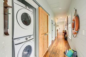 1 Mi to Dtwn: Home w/ Fenced Yard in Galveston!