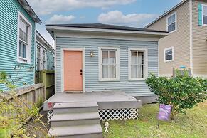 1 Mi to Dtwn: Home w/ Fenced Yard in Galveston!