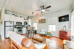 1 Mi to Dtwn: Home w/ Fenced Yard in Galveston!