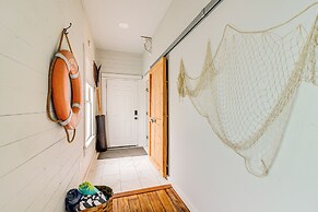 1 Mi to Dtwn: Home w/ Fenced Yard in Galveston!