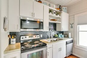 1 Mi to Dtwn: Home w/ Fenced Yard in Galveston!