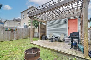 1 Mi to Dtwn: Home w/ Fenced Yard in Galveston!