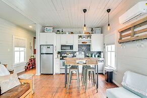 1 Mi to Dtwn: Home w/ Fenced Yard in Galveston!