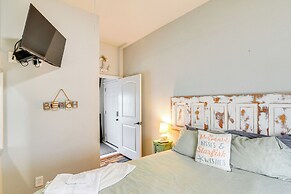 1 Mi to Dtwn: Home w/ Fenced Yard in Galveston!