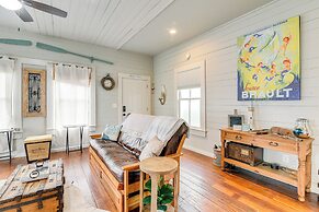 1 Mi to Dtwn: Home w/ Fenced Yard in Galveston!