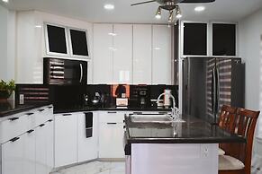 Family Luxury Home With Pool in Mcallen Near by Hospitals and Stores