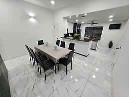 Family Luxury Home With Pool in Mcallen Near by Hospitals and Stores