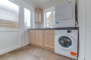 3BR Detached Bungalow w/Parking