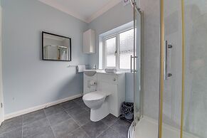 3BR Detached Bungalow w/Parking