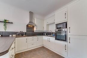 3BR Detached Bungalow w/Parking