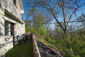 VP Apartment - A Forest Retreat in the Heart of the City!