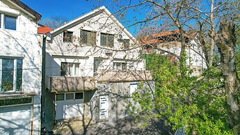 VP Apartment - A Forest Retreat in the Heart of the City!