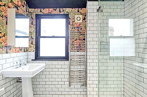 4 Bedroom House, Barnes