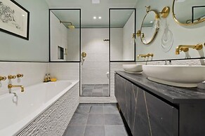 Colourful 3 Bed Kensington Garden Flat