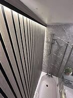 2br-sleeps4-freeparking-wifi-smarttvs