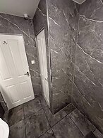 2br-sleeps4-freeparking-wifi-smarttvs