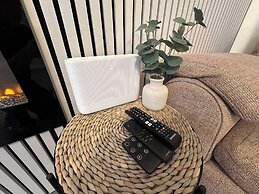 2br-sleeps4-freeparking-wifi-smarttvs