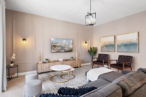 Gorgeous 6-bedroom House With Private Pool