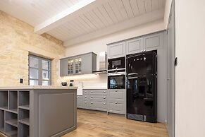 Artemis Apollonas Villa