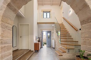 Artemis Apollonas Villa