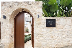 Artemis Apollonas Villa
