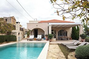 Artemis Apollonas Villa